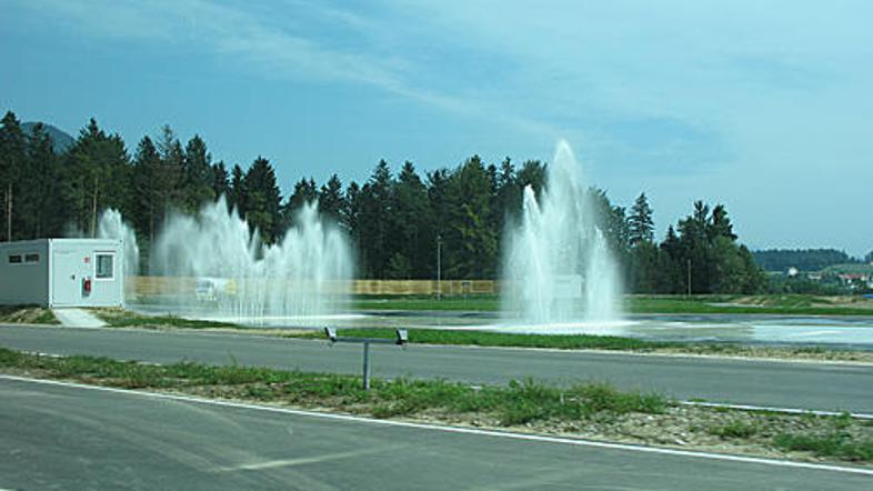 Najzanimivejši del steze bo zagotovo del z vodnimi curki, ki simulirajo vozne po
