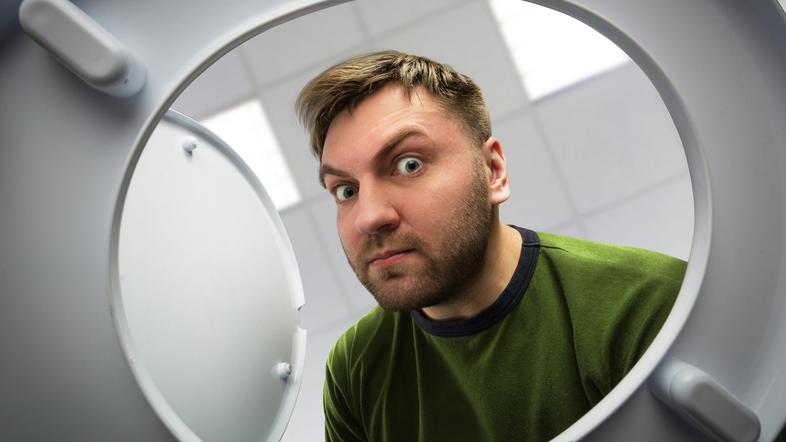 stranišče, wc školjka, toaleta, wc deska, moški na stranišču