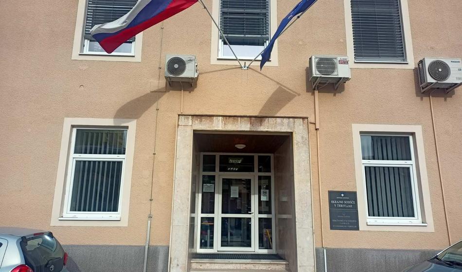 Da bi se izognil sodišču, dvakrat grozil z bombo