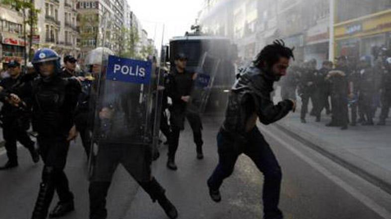 V turškem Istanbulu so ob prvem maju potekale nasilne demonstracije.