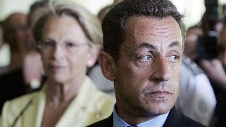 Sarkozy, ki se je pred meseci ločil od žene, naj bi se že videval z drugo.