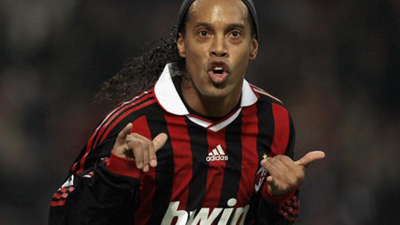 Če ga je morda malenkost zapustila igralska, pa je Ronaldinho kljub temu obdržal