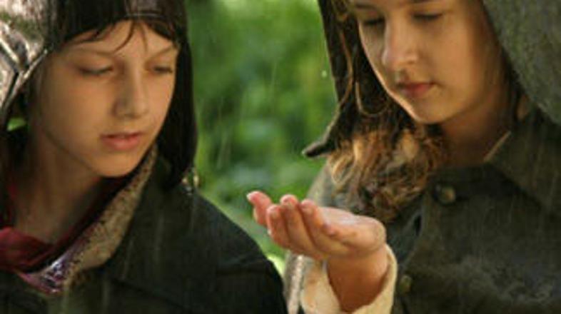 Tea in Martin skušata s skupnimi močmi premagati sile, ki so se spravile na njun