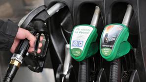 Za povprečni 50-litrski tank najbolj prodajanega 95-oktanskega bencina je po nov