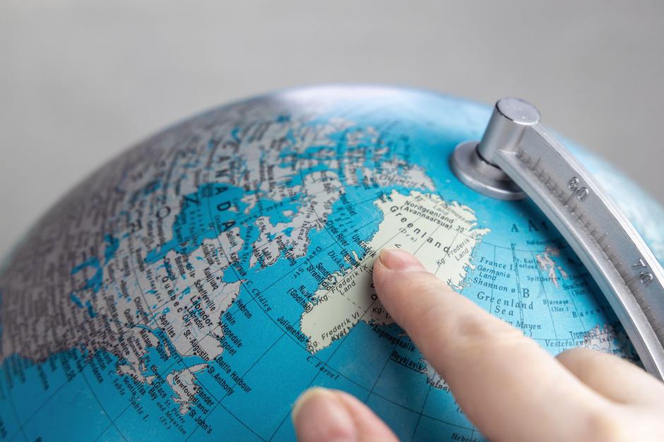 globus prst kaže na Grenlandijo | Avtor: Profimedia