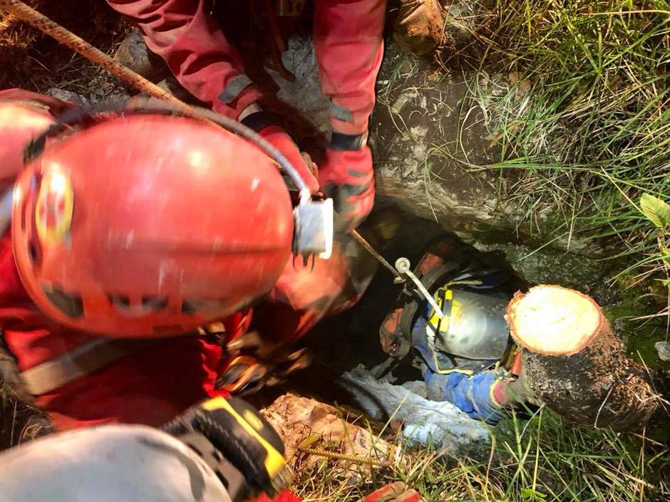 Reševanje iz Netopirjeve jame pri Sežani | Avtor: Jamarska reševalna služba