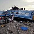V iztirjenju vlaka je umrlo najmanj deset ljudi.