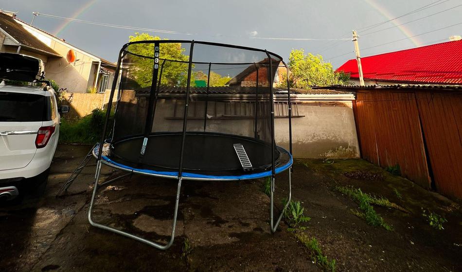 "Sosedov trampolin je priletel v moj avto. Kdo bo plačal škodo?"