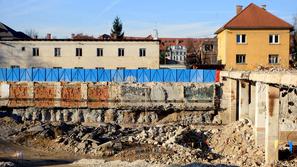 Soseske zaradi sanacije gradbene jame še niso začeli graditi. (Foto: Nik Rovan)