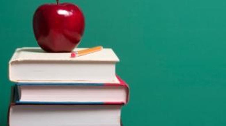 Z mize odstranite vse odvečne predmete.