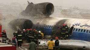 Ob pristanku je letalo poškodovalo del pristajalne steze.  (Foto: Reuters)
