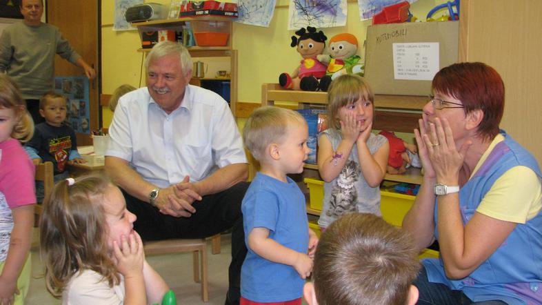 Županu Darku Menihu so otroci v oddelkih šoštanjskega vrtca ob obisku ponujali t