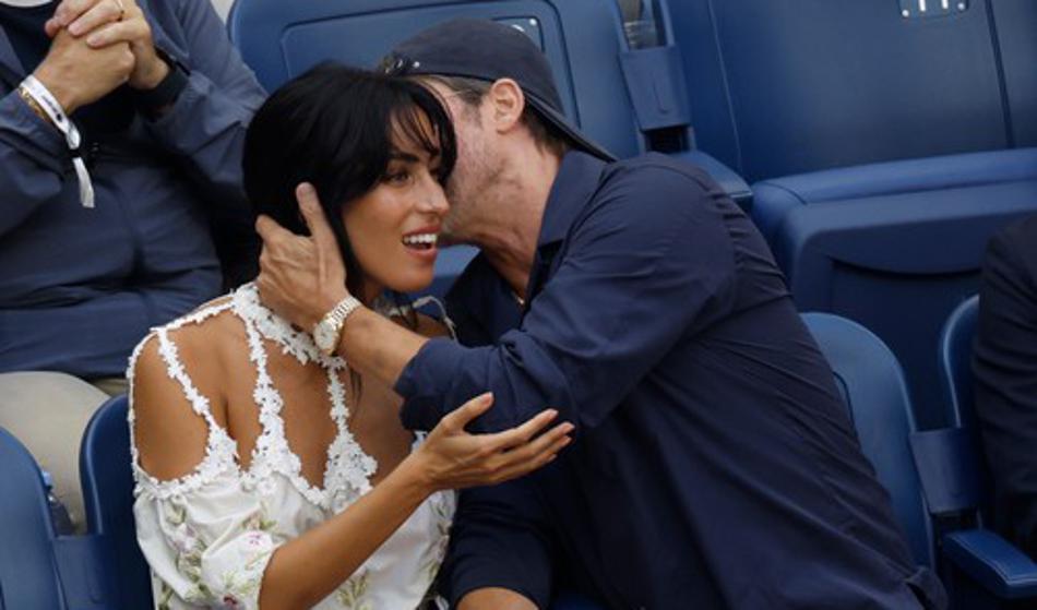 Brad Pitt in njegova Ines takole zaljubljeno, nekaj metrov stran pa sedi ...