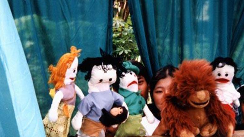 Igralec in lutkar Robert Waltl meni, da če otroka peljemo na ogled lutkovne pred