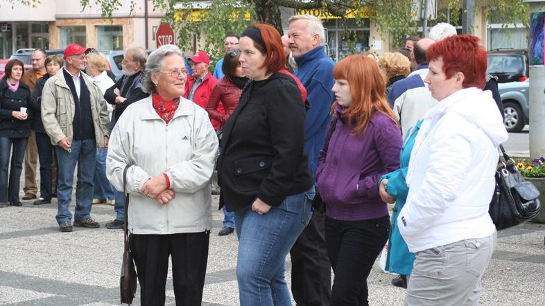 Opozorilnega srečanja se je udeležilo slabih sto predstavnikov društev in organi