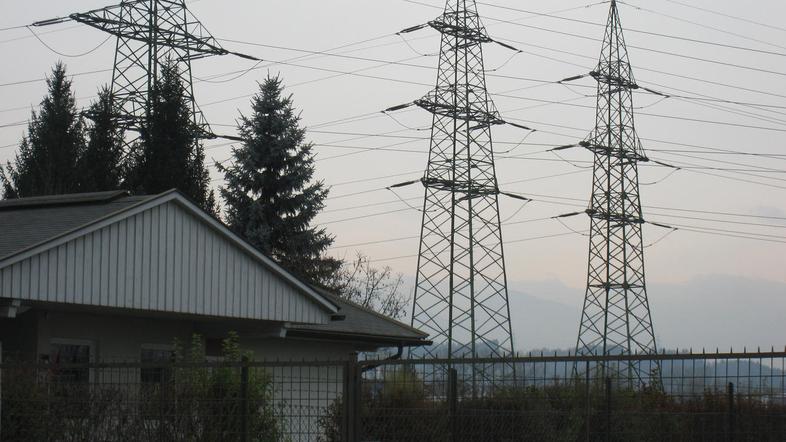 V zdajšnjem predlogu trase daljnovoda je ta od najbližje stanovanjske hiše s pre