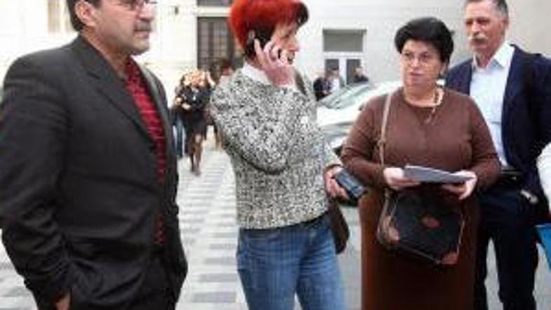 Predstavniki hrvaškega sindikata javnih uslužbencev so premierju Ivu Sanaderju z