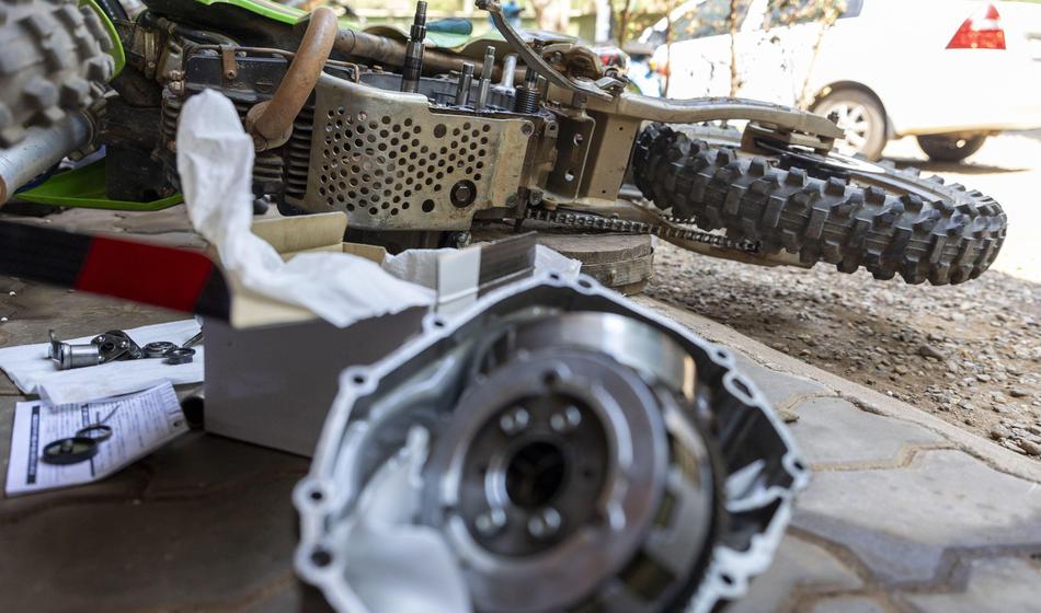 Razstavljal motor, ko je zagledal policiste šel v beg