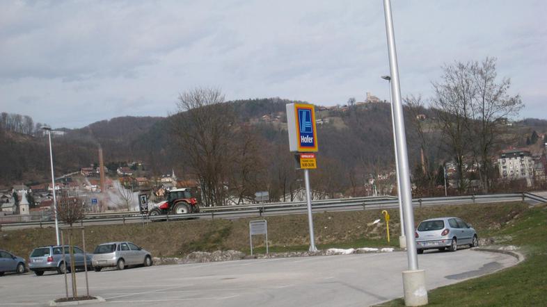 Ob sami trgovini so pločniki in parkirišče, a trgovina leži ob stičišču dveh pro