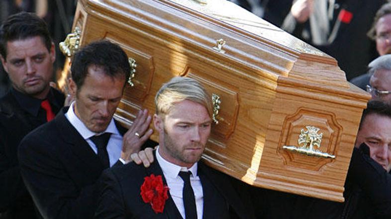 Krsto so pomagali nositi tudi člani skupine Boyzone.