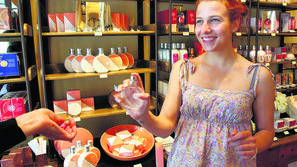 “V primerjavi s prejšnjimi leti je promet bistveno manjši, bogatih judovskih kup