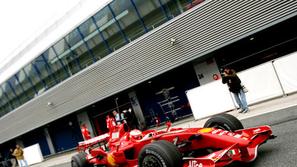 Michael Schumacher je v Jerezu testiral s Ferrarijem z aerodinamičnim paketom za