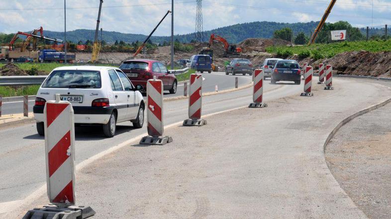 Vozila se bodo v krožišče Tomačevo po prenovi vključevala s štirih pasov, zato s