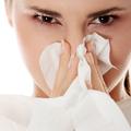 Bolezen se prenaša po zraku s kašljanjem in kihanjem. (Foto: Shutterstock)