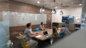 uslužbenci v pisarni pisarna javni uslužbenci javni sektor 0