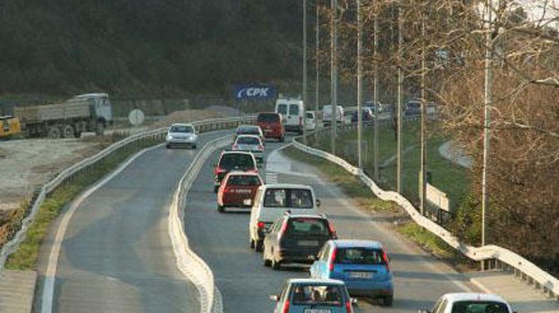 Zapora na obalni hitri cesti preprečuje prehitevanje kolone vozil tudi v nujnih 