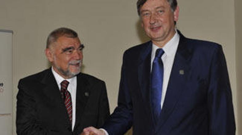 Danilo Türk in Stipe Mesić sta poudarila, da je potrebno pri obravnavanju odnoso