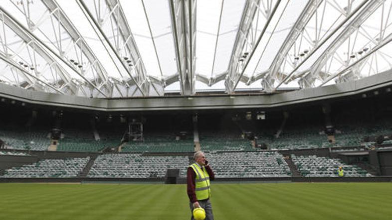 Na osrednjem igrišču v Wimbledonu potekajo še zadnji pregledi strehe pred prvim 