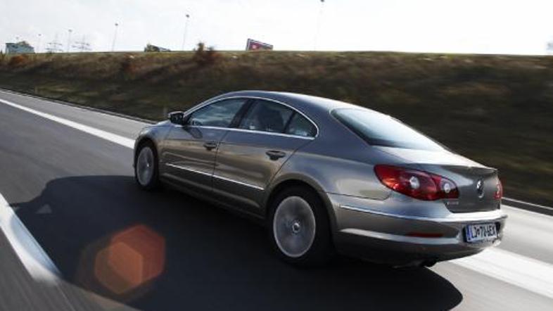 Lega na cesti je odlična, zahvala za to gre električno nastavljivemu vzmetenju, 