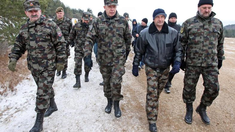 Nekdanji obrambni minister Erjavec zaradi kršitev človekovih pravic grozi z nadz