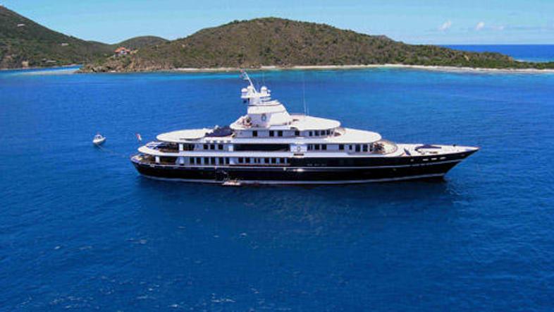 Na prestižno jahto so se pirati vkrcali ponoči in onesposobili posadko, nato pa 