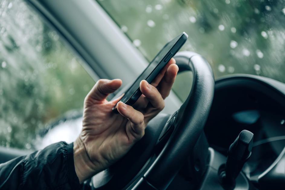 Telefon in vožnja, telefoniranje med vožnjo