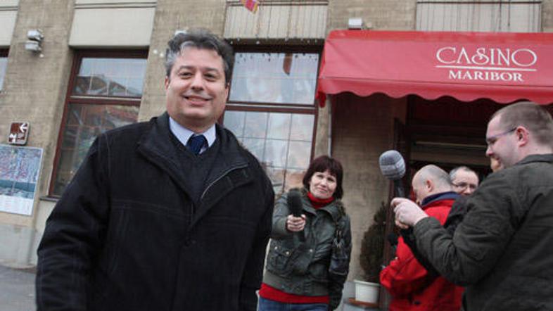 Adrian Rožič, predstavnik Kada in Soda, pravi, da je družba v resnih težavah. Al