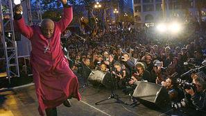 Desmond Tutu med skakanjem pred navdušeno množico protestnikov v San Franciscu