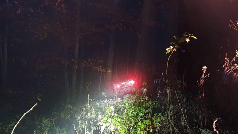 Prometna nesreča, avto v globeli