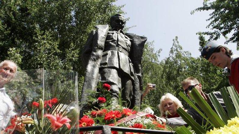 Pred slovenskim veleposlaništvom v Moskvi se je zbralo kakih 40 pripadnikov rusk
