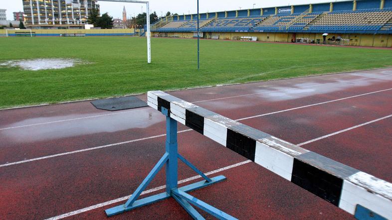 Atletsko stezo, ki je zdaj porušena zaradi gradnje novega stadiona, je zgradil A