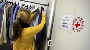 "Oblačila lepo postavimo na obešalnike in police, tako kot v trgovini," pojasnju