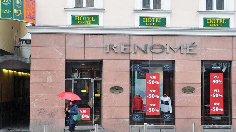 Da je v stavbi na Slovenski cesti 51 hotel, opozarjajo zelene table pod štirimi 