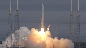 Podjetje SpaceX je lani kot prvo zasebno podjetje v zgodovini v vesolje poslalo 