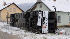 Tako se je avtobus s šolskimi otroki prevrnil konec januarja. (Foto: Spletni med