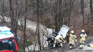 Z avtom se prevrnila in drsela proti potoku v Spodnji Besnici