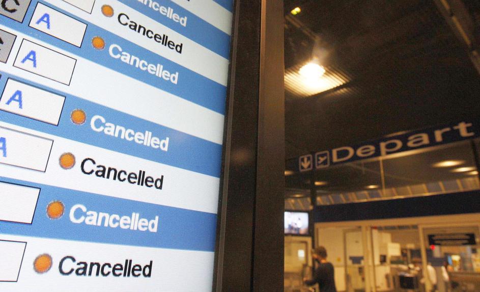 Poleti po Evropi so odpovedani do popoldanskih ur, nekateri celo za dlje časa. (