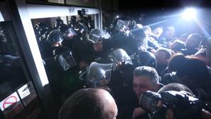 Protesti v Beogradu, protestniki vdrli v prostore nacionalne televizije