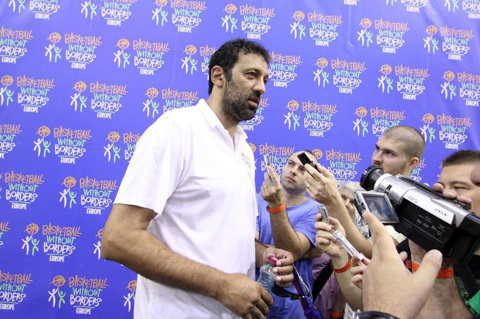 Vlade Divac, Košarka brez meja