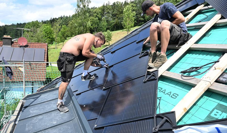 Obvezna postavitev sončnih elektrarn tudi na hišah, sicer sledijo globe